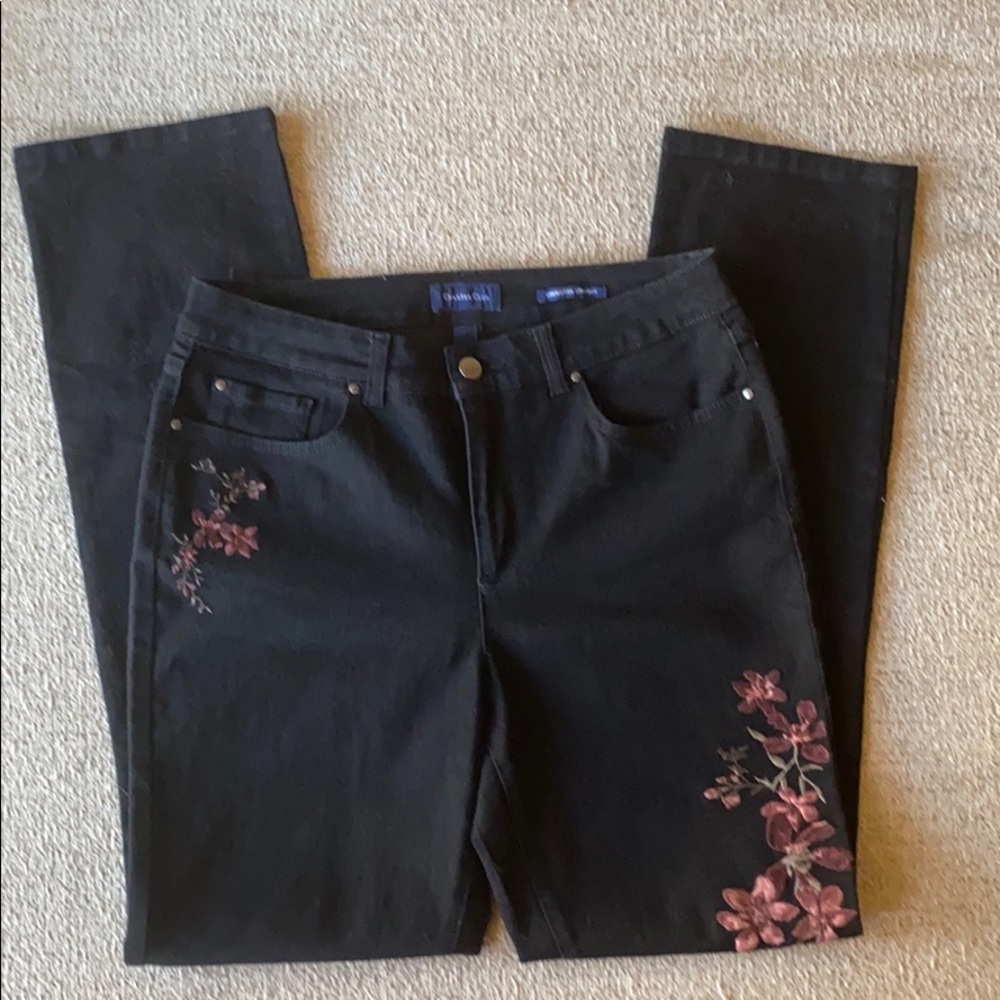 Like New Straight Leg Jeans w/embroidered accents